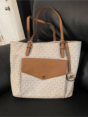 Michael Kors Jet Set Medium Item Pocket Multifunction Tote in the color vanilla